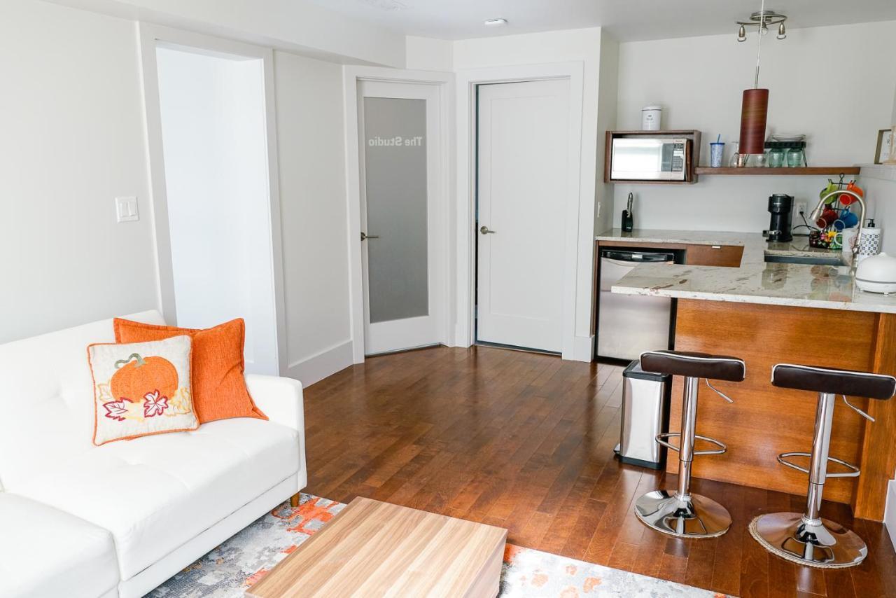 Studio On Capri YYC 외부 사진