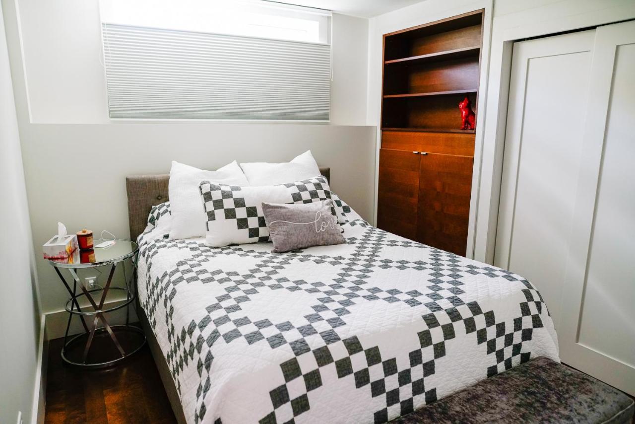 Studio On Capri YYC 외부 사진